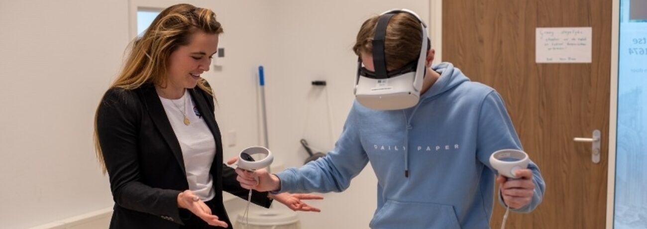 Adolescents experience how susceptible they are to fake news with VR glasses and rubber hands
