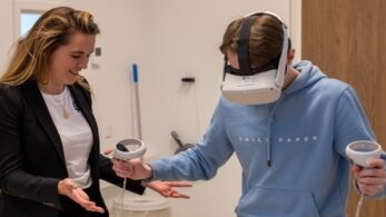 Adolescents experience how susceptible they are to fake news with VR glasses and rubber hands